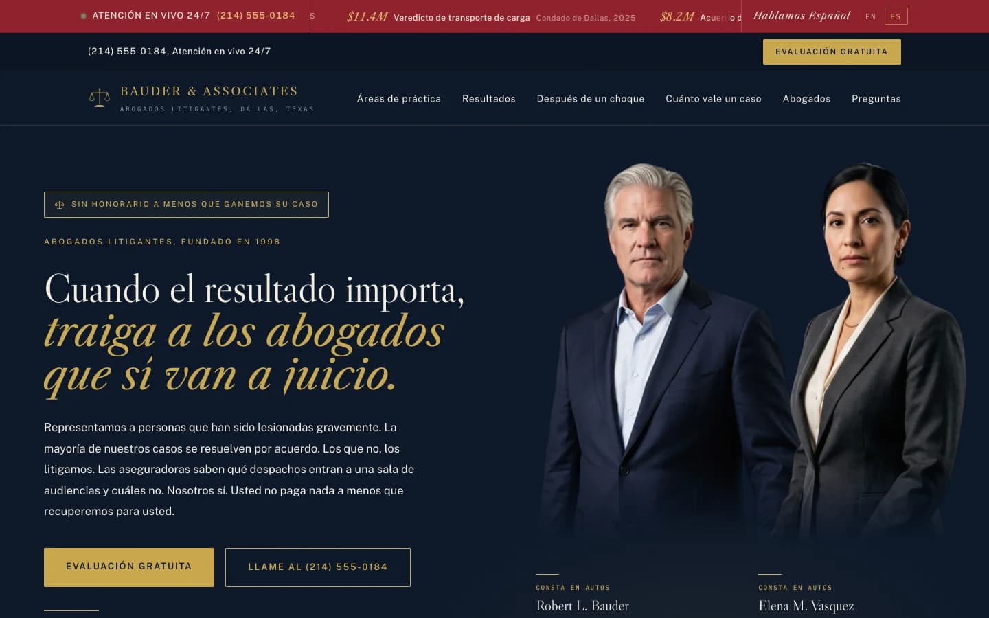 The homepage in Spanish: 'Cuando el resultado importa, traiga a los abogados que sí van a juicio.' in cream and gold serif, the SIN HONORARIO A MENOS QUE GANEMOS SU CASO badge, the ticker reading Veredicto de transporte, Condado de Dallas, and the ES toggle active in the strip.